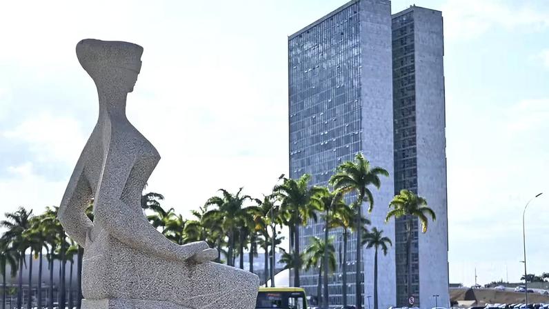 A estátua 'A Justiça', em frente ao prédio do STF e ao fundo Prédio do Congresso Nacional. — Foto: TON MOLINA/FOTOARENA/ESTADÃO CONTEÚDO