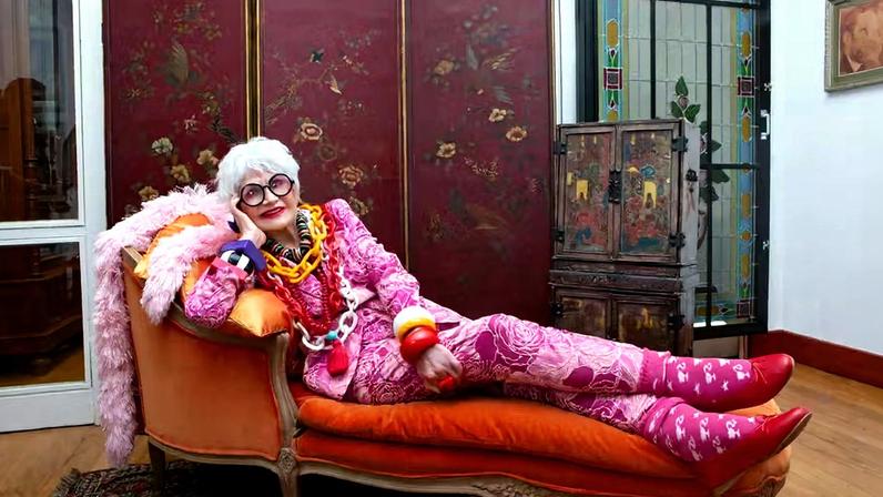Rosamaria Murtinho caracterizada como a estilista Iris Apfel para a peça 'Uma vida em cores' — Foto: Vera Donato/Divulgação