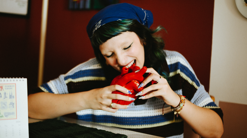 Jenni Mosello lança 'Tende a Piorar' e apresenta nova faixa do disco 'BRava'