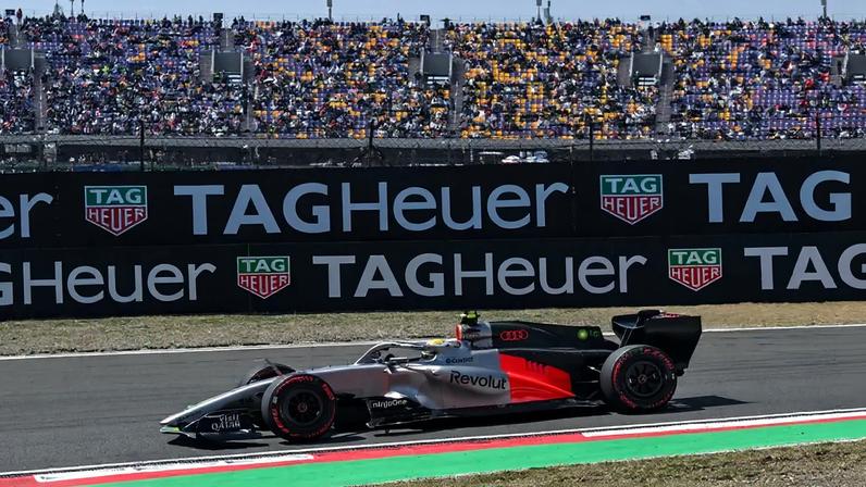 Gabriel Bortoleto em ação no GP da China pela F1 2026 (Foto: HECTOR RETAMAL / AFP)