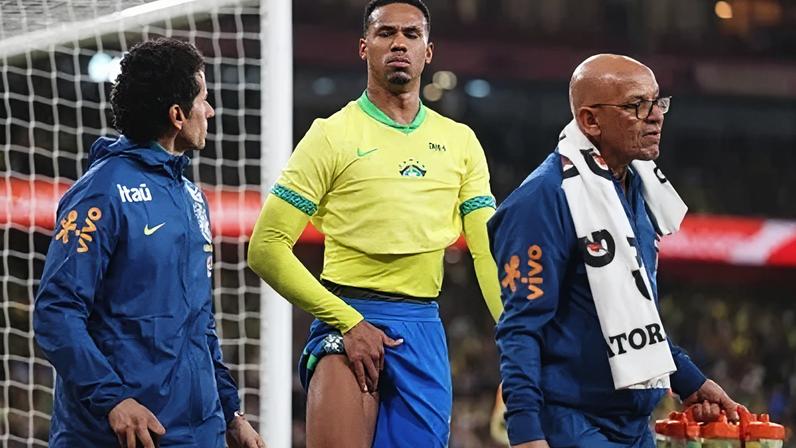 Gabriel Magalhães deixa o campo lesionado em Brasil 2 x 0 Senegal