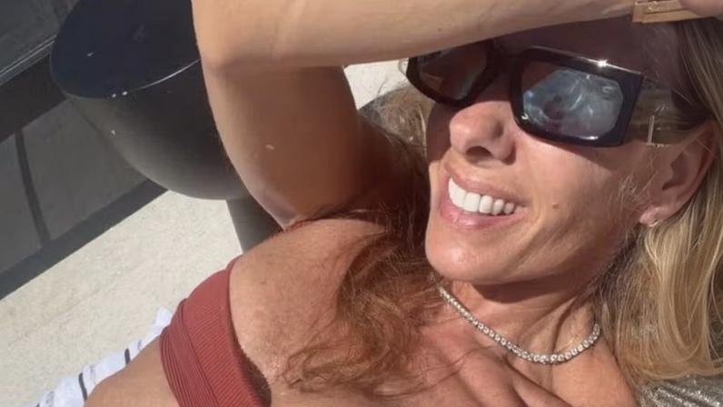 Adriane Galisteu renova o bronzeado em dia de sol