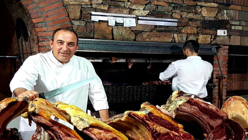 O chef José Gordón, na cozinha de seu restaurante-bodega El Capricho (Jiménez de Jamuz, León, Espanha)