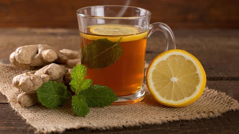 Três chás caseiros com gengibre e limão prometem efeito termogênico no outono