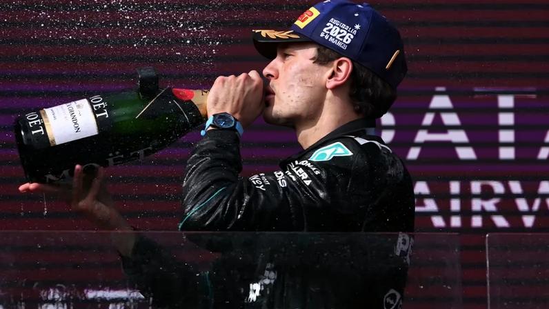 George Russell comemora vitória no GP da Austrália na F1 2026 (Foto: WILLIAM WEST / AFP)