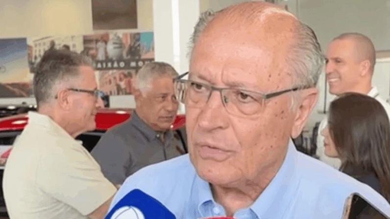 Geraldo Alckmin durante visita a concessionária em Brasília, onde falou sobre a possível prorrogação do subsídio ao diesel