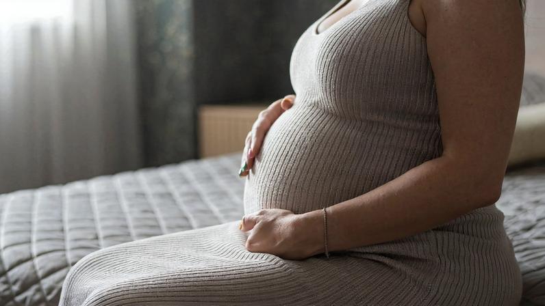 A legislação assegura estabilidade no emprego à gestante até cinco meses após o parto — período que inclui a licença‑maternidade de 120 dias.