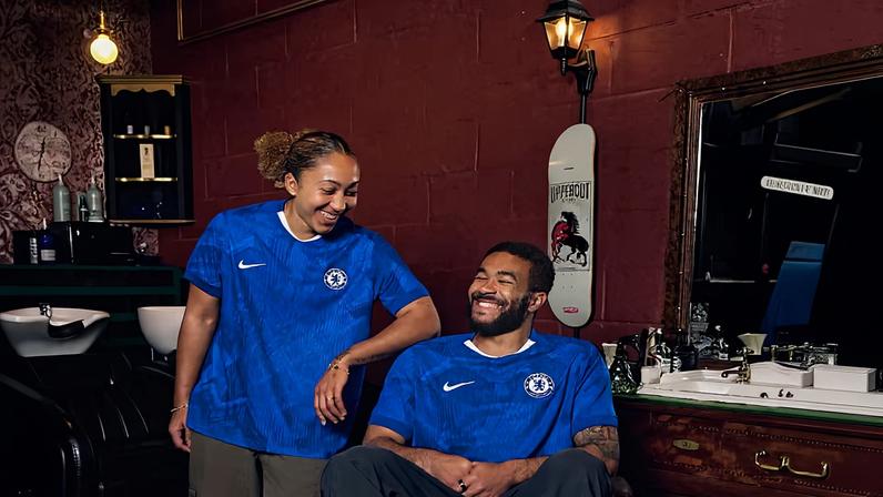 Lauren e Reece James lançam a camisa do Chelsea para a temporada 25/26 — Foto: Divulgação / Chelsea Football Club