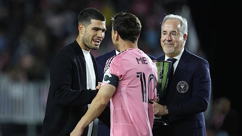 Alcaraz assiste de perto ao 900º gol de Messi no estádio