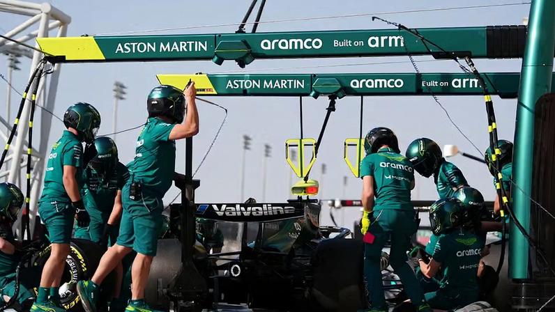 Lance Stroll no pit lane do Circuito de Sakhir, no Bahrein, durante os testes da F1 2026 — Foto: Bradley Collyer/PA Images via Getty Images