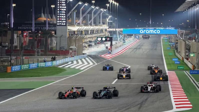 Lewis Hamilton e Andrea Kimi Antonelli treinam largada na pré-temporada da F1 2026, no Bahrein — Foto: Steven Tee/LAT Images