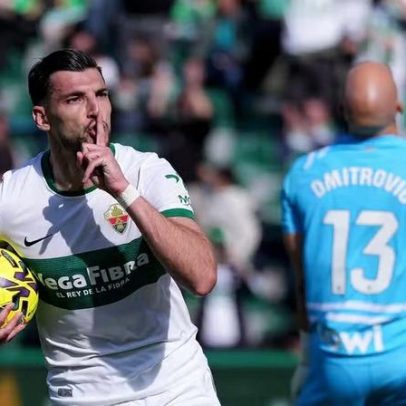 Árbitro ativa protocolo antirracismo em Elche-Espanyol após acusação a Rafa Mir