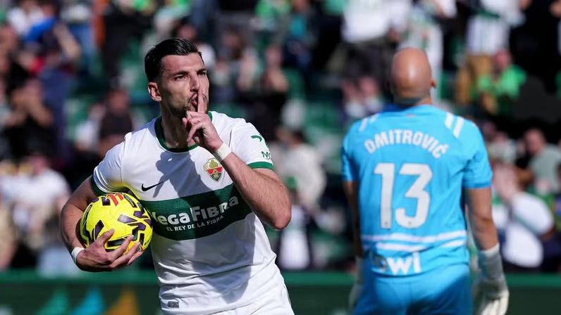 Rafa Mir foi acusado de racismo no duelo entre Elche e Espanyol — Foto: Getty Images
