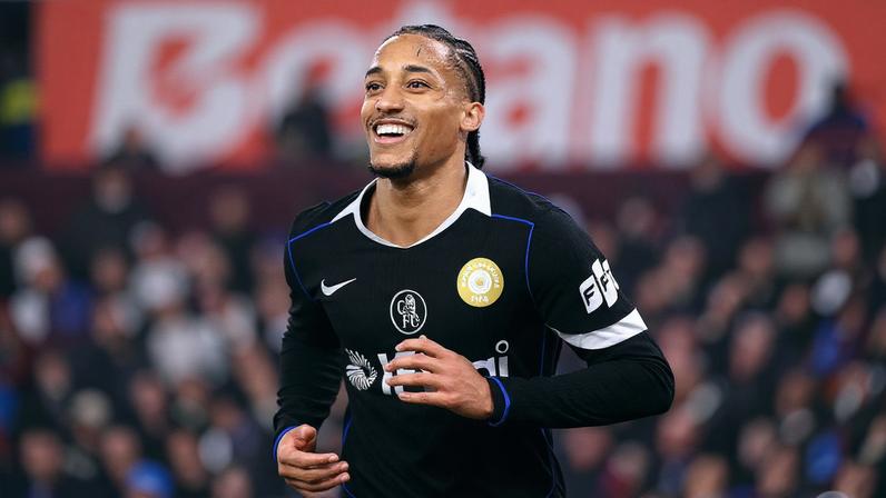 João Pedro comemora um dos três gols marcados pelo Chelsea contra o Aston Villa — Foto: Getty Images