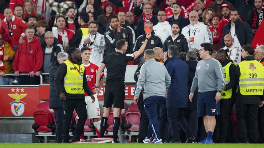 Mourinho é suspenso por um jogo após expulsão no clássico Benfica-Porto