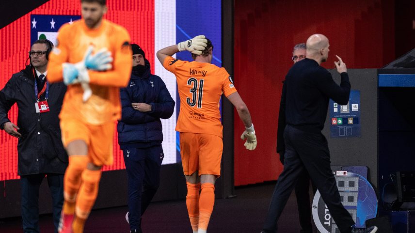 Antonin Kinsky é substituído em goleada sofrida pelo Tottenham contra o Atlético de Madrid — Foto: Ricardo Nogueira/Sports Press Photo/Getty Images
