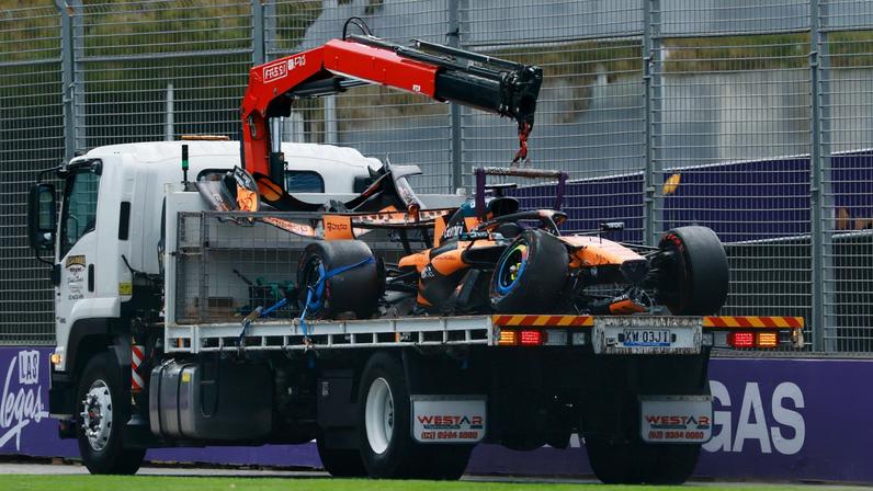 Carro de Oscar Piastri é removido após batida antes do GP da Austrália — Foto: Mark Horsburgh/LAT Images