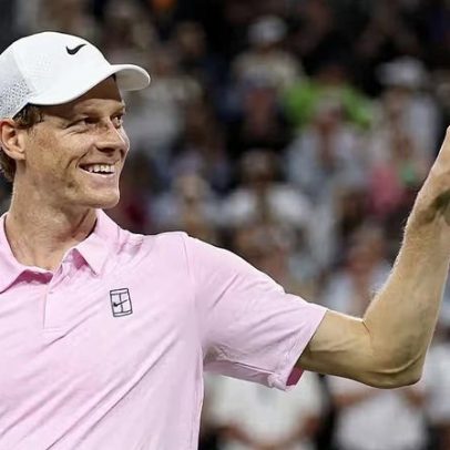 Sinner faz embaixadinhas na quadra antes da semifinal em Miami, vídeo