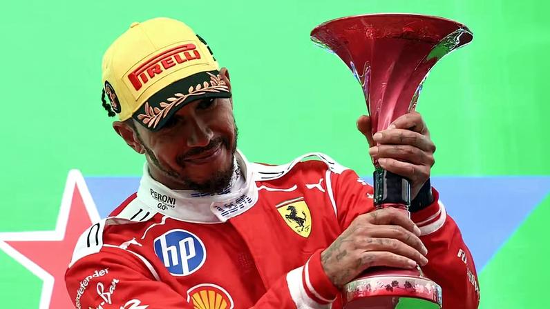 Lewis Hamilton com troféu de terceiro lugar no GP da China da F1 em 2026 — Foto: Jakub Porzycki/NurPhoto via Getty Images
