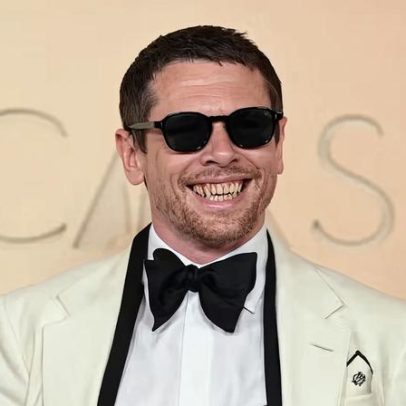 Jack O’Connell vai ao Oscar com dentes sangrando; internautas citam gengivite