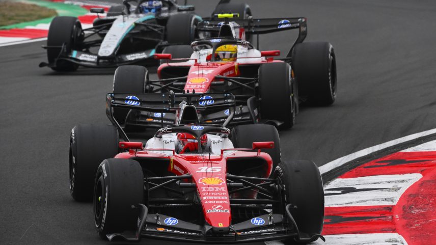 Leclerc, Hamilton e Russell disputam posições no GP da China — Foto: Rudy Carezzevoli/Getty Images