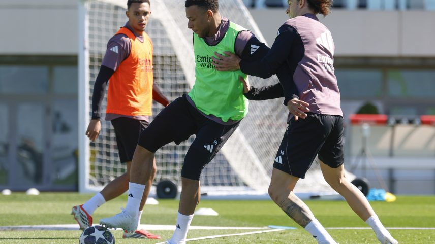 Mbappé e Carreras participaram do treino do Real Madrid neste domingo — Foto: Getty Images