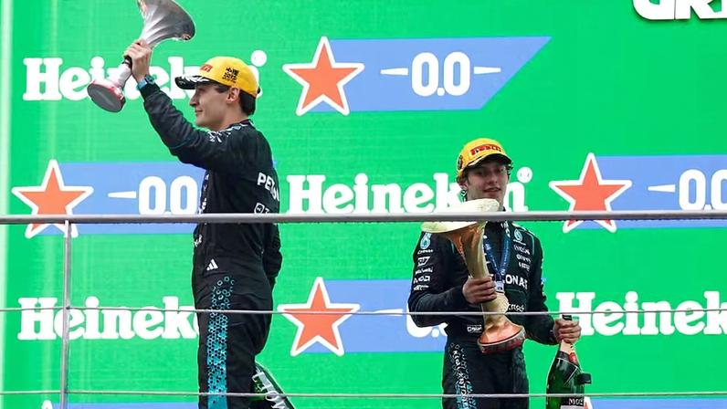 Andrea Kimi Antonelli e George Russell conquistaram mais uma dobradinha para a Mercedes, no GP da China da F1 2026 — Foto: Poly Fei/SOPA Images/LightRocket via Getty Images