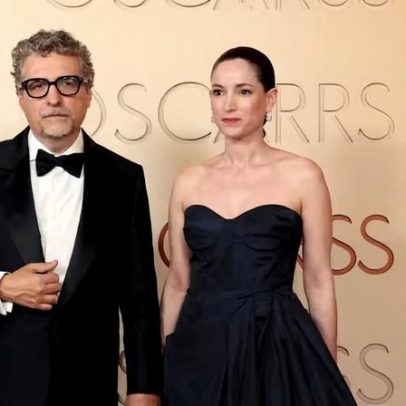 Kleber Mendonça Filho e esposa posam no tapete vermelho do Oscar