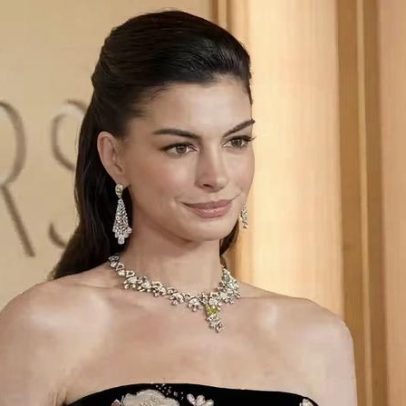 Anne Hathaway adota visual floral no Oscar 2026