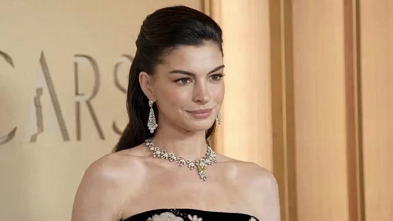 Anne Hathaway adota visual floral no Oscar 2026