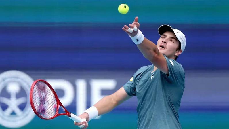 João Fonseca enfrenta Carlos Alcaraz no Miami Open — Foto: Matthew Stockman/Getty Images