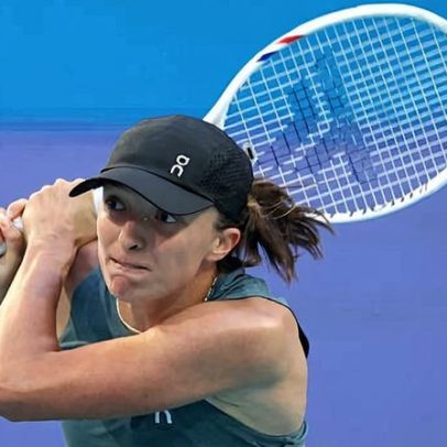 Iga Swiatek leva virada de Linette e sofre eliminação rara na estreia