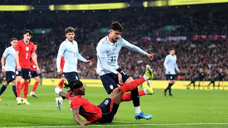 Lance da lesão de Piquerez em Inglaterra x Uruguai — Foto: Julian Finney/Getty Images