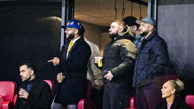 Memphis Depay assista ao duelo entre Holanda e Noruega, em Amsterdã — Foto: Getty Images