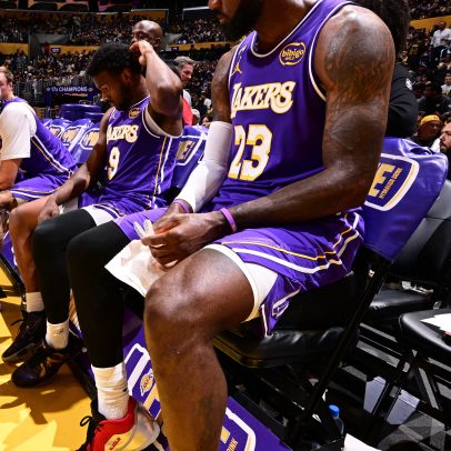 LeBron dá 1ª assistência de pai para filho na NBA com Bronny