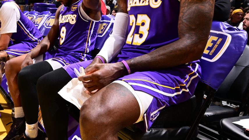 LeBron e Bronny James na vitória sobre o Brooklyn Nets — Foto: Adam Pantozzi/NBAE via Getty Images