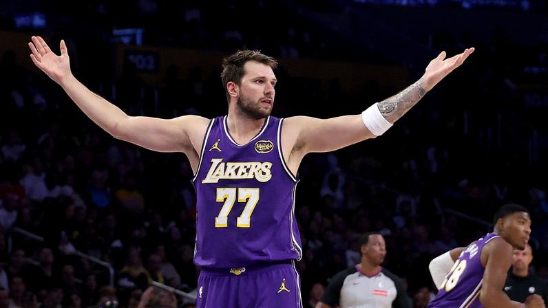 Luka Doncic em partida pelos Lakers — Foto: Allen J. Schaben/Los Angeles Times via Getty Images
