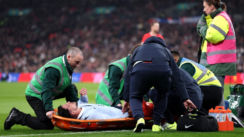 Piquerez sai lesionado em Inglaterra x Uruguai — Foto: Julian Finney/Getty Images
