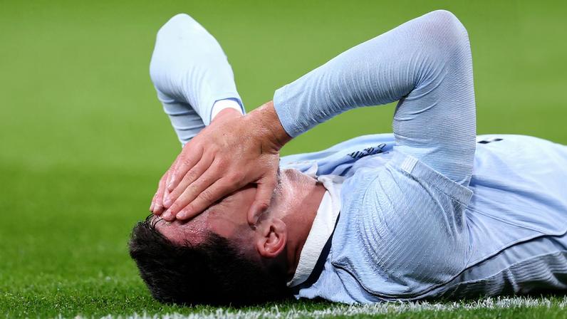 Piquerez sai lesionado em Inglaterra x Uruguai — Foto: Julian Finney/Getty Images
