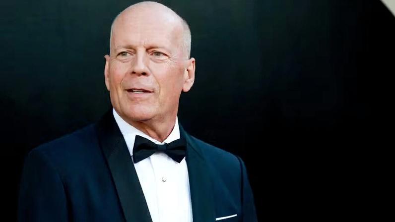 Bruce Willis é visto em passeio no seu 71º aniversário, com demência