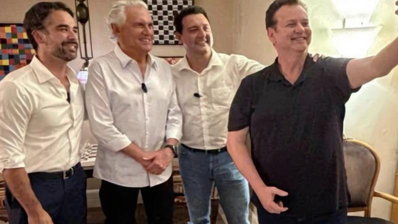 Presidente nacional do PSD, Gilberto Kassab (à frente, de preto) reafirmou sua "admiração pelo governador e por sua gestão"; na imagem, atrás de Kassab, os governadores Eduardo Leite (esq.), Ronaldo Caiado (centro) e Ratinho Junior (dir.)