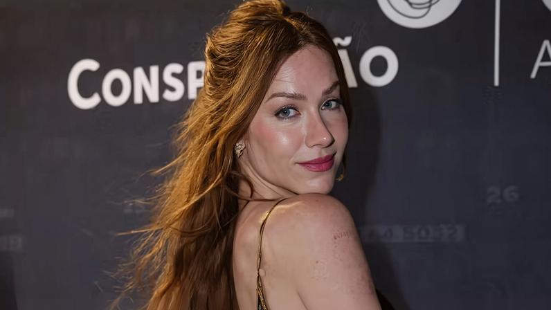 Giovanna Ewbank volta da França e aposta no look dourado para festa do cinema