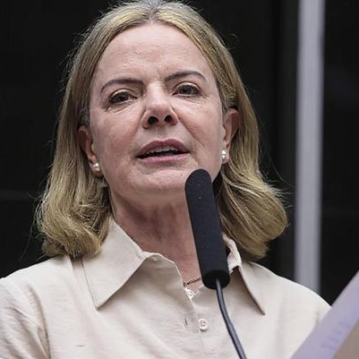Gleisi afirma que Flávio Bolsonaro faz juras de subserviência a Trump