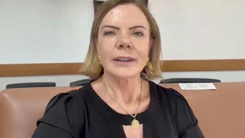 Na imagem, a ministra Gleisi Hoffmann cobra explicações do ex-presidente do Banco Central, Roberto Campos Neto, sobre o caso do Banco Master