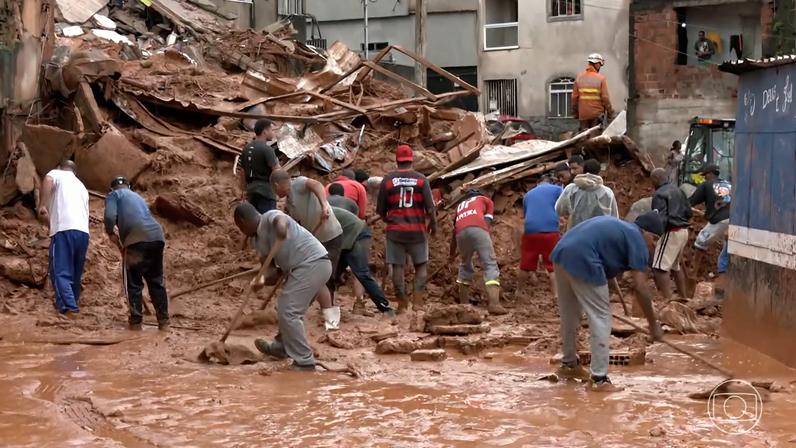 Moradores se juntam a bombeiros no resgate e no acolhimento de famílias na Zona da Mata (MG) — Foto: Jornal Nacional/ Reprodução