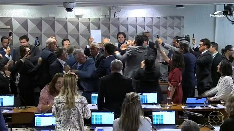 Em sessão tumultuada, a CPI do INSS aprova quebra do sigilo do filho do presidente Lula — Foto: Jornal Nacional/ Reprodução
