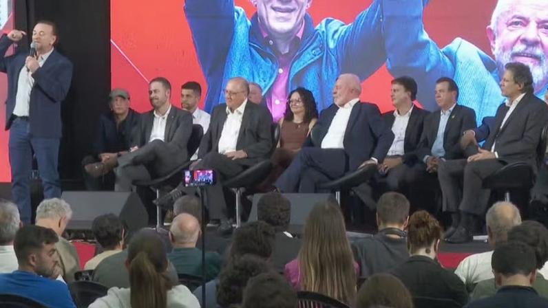 Presidente nacional do PT, Edinho Alves, no anúncio da pré-candidatura de Fernando Haddad para governo de São Paulo — Foto: TV Globo