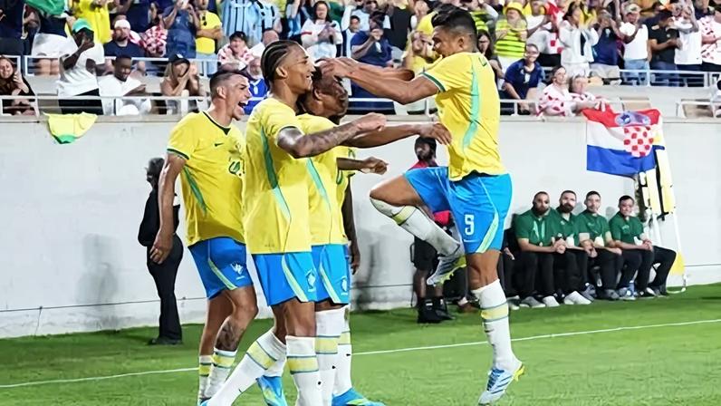 Jogadores da Seleção Brasileira comemoram com Danilo o gol no amistoso sobre a Croácia