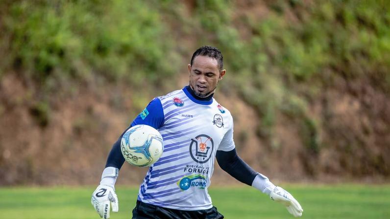 O goleiro Bruno Fernandes durante treinamento em Varginha