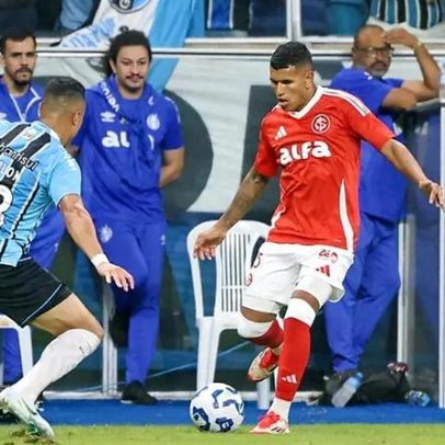 Torcedores protestam após decisão do VAR em Internacional x Grêmio